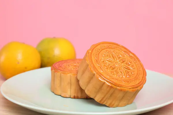 Geleneksel Çin tatlı ay pastası ya da pembe arka planda izole edilmiş Çin pastası. Çin Geleneksel Sonbahar Festivali, Ay Festivali.