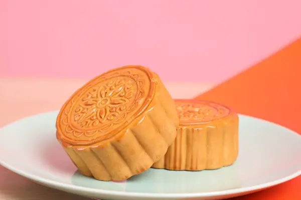 Geleneksel Çin tatlı ay çöreği ya da pembe ve turuncu arka planda Çin pastası. Çin Geleneksel Sonbahar Festivali, Ay Festivali.
