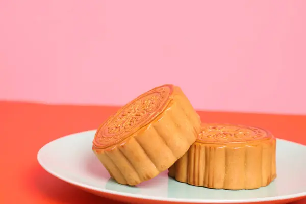 Geleneksel Çin tatlı ay çöreği ya da pembe ve turuncu arka planda Çin pastası. Çin Geleneksel Sonbahar Festivali, Ay Festivali.