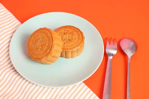 Geleneksel Çin tatlı ay çöreği ya da pembe ve turuncu arka planda Çin pastası. Çin Geleneksel Sonbahar Festivali, Ay Festivali.