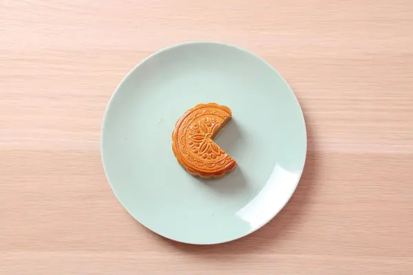 Geleneksel Çin tatlı ay pastası ya da pembe arka planda izole edilmiş Çin pastası. Çin Geleneksel Sonbahar Festivali, Ay Festivali.