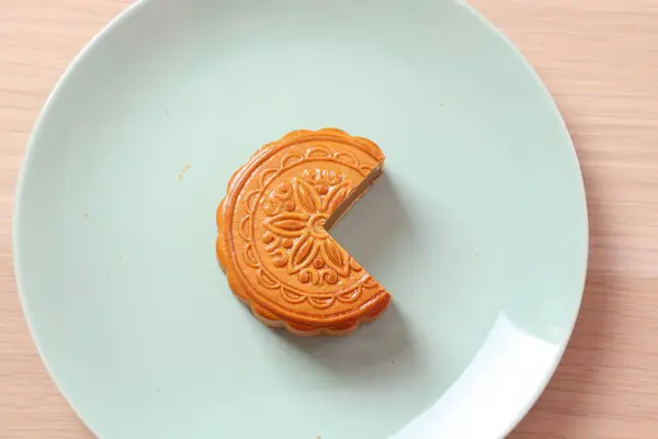 Geleneksel Çin tatlı ay pastası ya da pembe arka planda izole edilmiş Çin pastası. Çin Geleneksel Sonbahar Festivali, Ay Festivali.