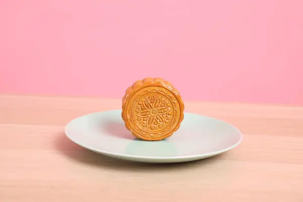 Geleneksel Çin tatlı ay pastası ya da pembe arka planda izole edilmiş Çin pastası. Çin Geleneksel Sonbahar Festivali, Ay Festivali.