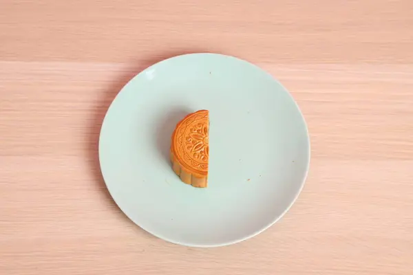 Geleneksel Çin tatlı ay pastası ya da pembe arka planda izole edilmiş Çin pastası. Çin Geleneksel Sonbahar Festivali, Ay Festivali.