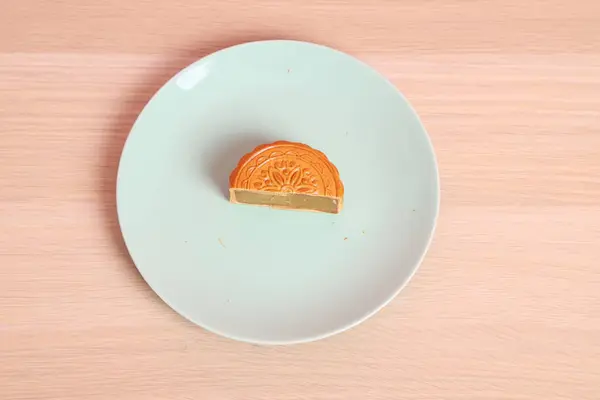 Geleneksel Çin tatlı ay pastası ya da pembe arka planda izole edilmiş Çin pastası. Çin Geleneksel Sonbahar Festivali, Ay Festivali.