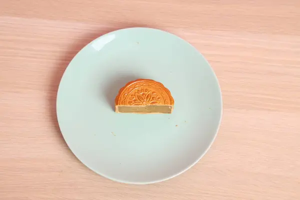 Geleneksel Çin tatlı ay pastası ya da pembe arka planda izole edilmiş Çin pastası. Çin Geleneksel Sonbahar Festivali, Ay Festivali.