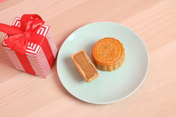 Geleneksel Çin tatlı ay çöreği ya da pembe arka planda izole edilmiş kutulu Çin pastası. Çin Geleneksel Sonbahar Festivali, Ay Festivali.