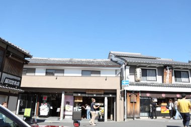 Kyoto, Japonya - 12 Ekim 2024: Japonya 'nın Kyoto kentindeki ünlü tapınak Kiyomizu-dera' ya giden alışveriş caddesi.