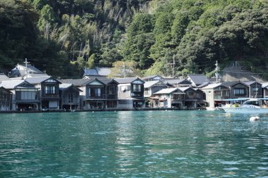 Kyoto, Japonya - 14 Ekim 2024: Ine Funaya manzarası, Kyoto, Japonya 'daki deniz kenarındaki evler.