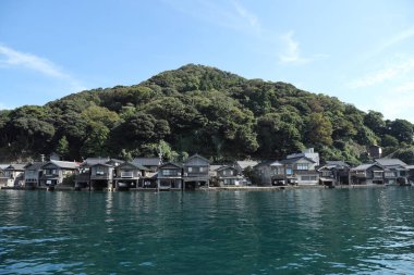 Kyoto, Japonya - 14 Ekim 2024: Ine Funaya manzarası, Kyoto, Japonya 'daki deniz kenarındaki evler.