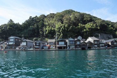 Kyoto, Japonya - 14 Ekim 2024: Ine Funaya manzarası, Kyoto, Japonya 'daki deniz kenarındaki evler.