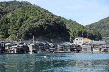 Kyoto, Japonya - 14 Ekim 2024: Ine Funaya manzarası, Kyoto, Japonya 'daki deniz kenarındaki evler.