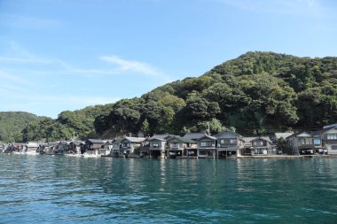 Kyoto, Japonya - 14 Ekim 2024: Ine Funaya manzarası, Kyoto, Japonya 'daki deniz kenarındaki evler.