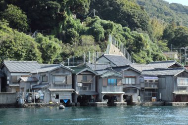 Kyoto, Japonya - 14 Ekim 2024: Ine Funaya manzarası, Kyoto, Japonya 'daki deniz kenarındaki evler.