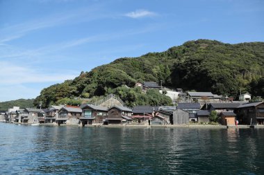 Kyoto, Japonya - 14 Ekim 2024: Ine Funaya manzarası, Kyoto, Japonya 'daki deniz kenarındaki evler.