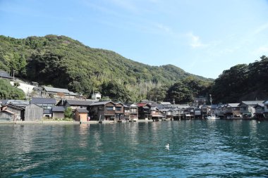 Kyoto, Japonya - 14 Ekim 2024: Ine Funaya manzarası, Kyoto, Japonya 'daki deniz kenarındaki evler.