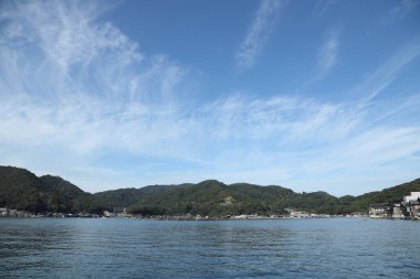 Kyoto, Japonya - 14 Ekim 2024: Ine Funaya manzarası, Kyoto, Japonya 'daki deniz kenarındaki evler.
