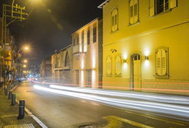 Gece şehir sokak trafik