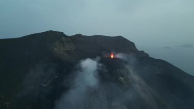 Lava Gayzer ile Stromboli Volkanı 'nın Akşam Patlaması