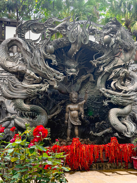 статуя Будды в парке