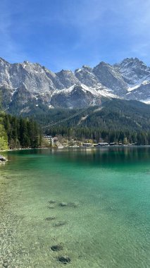Eibsee Gölü yakınlarındaki güzel dağ manzarası