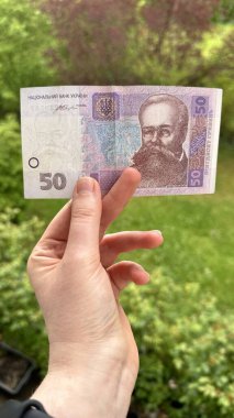 Ukrayna banknotu. Ukrayna 50 hryvniası yeşil arka planda. Dikey