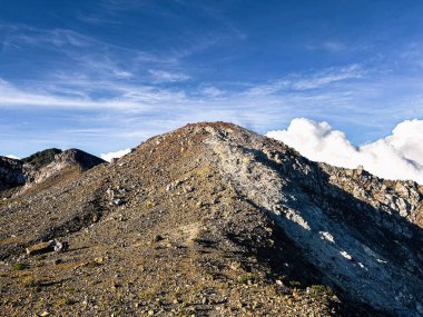 Aktif bir volkanın toprak ve kaya dokusu Maumere, Flores, Endonezya 'daki Egon volkanı. Volkanlar tarafından üretilen sülfür