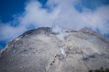 Lewotobi volkanı patlaması, Doğu Flores Regency 'deki Lewotobi Dağı patlaması, Larantuka, Lewotobi Dağı volkanik kül yayıyor.