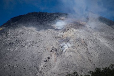 Lewotobi volkanı patlaması, Doğu Flores Regency 'deki Lewotobi Dağı patlaması, Larantuka, Lewotobi Dağı volkanik kül yayıyor.