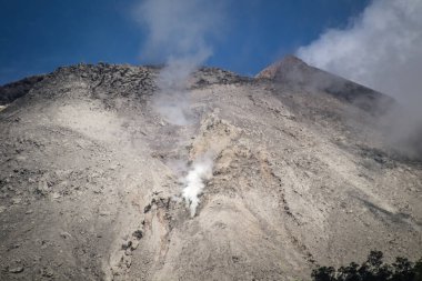 Lewotobi volkanı patlaması, Doğu Flores Regency 'deki Lewotobi Dağı patlaması, Larantuka, Lewotobi Dağı volkanik kül yayıyor.