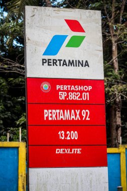 Hokeng, Larantuka, Endonezya-5 Haziran 2024: Pertamina şirketinden yakıt doldurma yeri