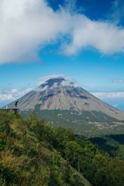 Bajawa 'daki Inerie Dağı' nın doğal görüntüsü. Piramit şeklinde bir volkan ve güzel ve büyüleyici doğal manzaralı bir koni.