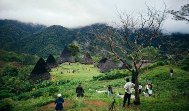 Manggarai, Flores, Endonezya - 26 Aralık 2023: Turistler Waerebo 'nun güzelliğinin tadını çıkarıyorlar, geleneksel megalitik köy Waerebo' nun doğal manzarası, turistik yerlerde yoğun tatiller