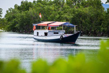 Denizin ortasında bir gemi.