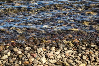Plaj taşı, tropik ve ılık iklimli kıyı şeritlerinde oluşan karbonat çökeltilerinden kaynaklanan kumtaşı.
