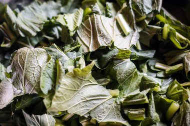 Dilimlenmiş yeşil yaprakların yakın çekim şekli 