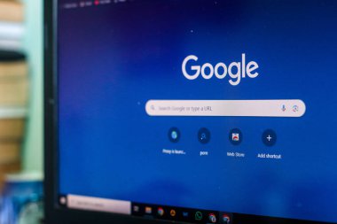 Jakarta, Endonezya - 24 Haziran 2024: Google arama web sitesi ile laptop ekranının kapatılması 
