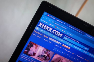 Jakarta, Endonezya - 24 Haziran 2024: Xnxx ile laptop ekranının kapatılması - yetişkin web sitesi