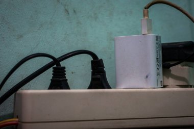 Maumere, Flores, Endonezya - 26 Haziran 2024: Cep telefonu enerjisini şarj etmek için bujiler