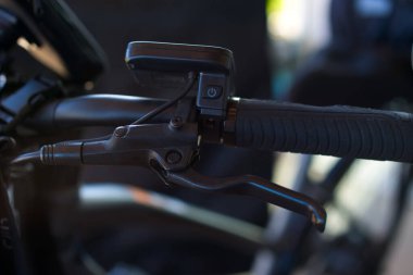 Kauçuk kabzalı bisiklet fren kolu ve gidonun üzerindeki elektronik bisiklet kontrolünün yakın görüntüsü. Hiç kimse, sadece fren kolu olan gidon..