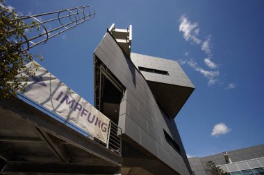 Mimari iş binası üçgen şekilli cephe ve yol noktası enjeksiyonlu Impfung