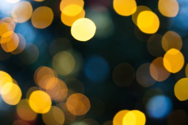 Kendinizi bu çarpıcı Bokeh 'in cazibesine tam kare bir kameraya 75 mm' lik bir mercekle daldırın. Büyük açıklık zengin, oval şekilli bokeh oluşturur. Sarı, altın, narin mavi-beyaz tonlarında ve hafif sessiz yeşile karşı. 