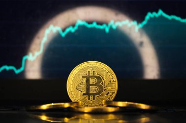 Yükselen bir yeşil fiyat grafiğinin önündeki Bitcoin, kripto piyasasının büyümesini ve dijital para birimlerinin gücünü yansıtıyor. Bitcoin konsepti