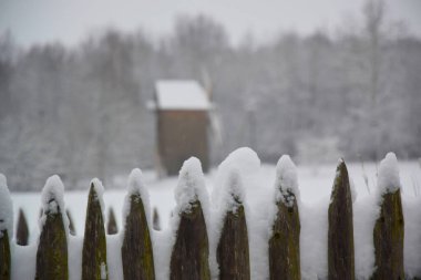 Kırsalda karla kaplı bir ev.