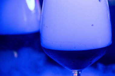 Şampanya ile mavi bardak