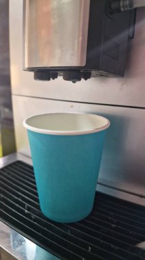 Kahve fincanı ve çay masada.