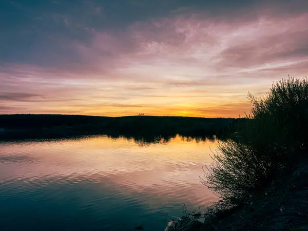 Złoty Uścisk Spokojny Zachód Słońca Nad Jeziorem — Zdjęcie stockowe