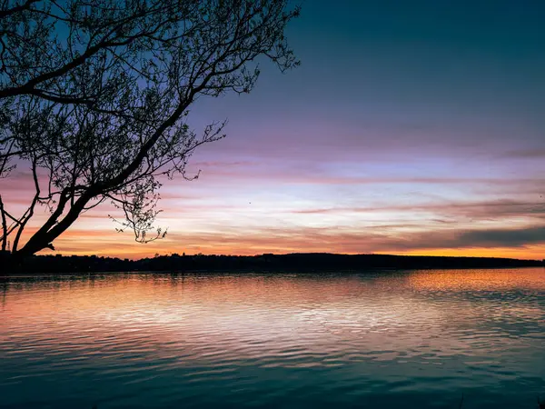 Zmierzch Spokoju Kolorowy Zachód Słońca Nad Spokojnym Jeziorem — Zdjęcie stockowe