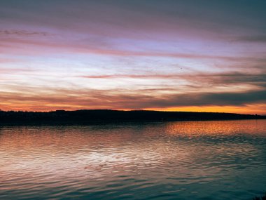 Sahilin ve gölün gün batımındaki fotoğrafı.!