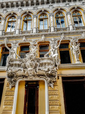 Heykellerle dekore edilmiş bir mimari binanın fotoğrafı, yüksek rahatlama, sermaye